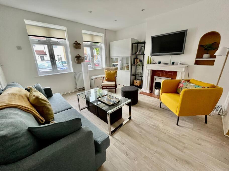 Villa Entire 3 Bed House Weybridge Brooklands, London à Byfleet Extérieur photo