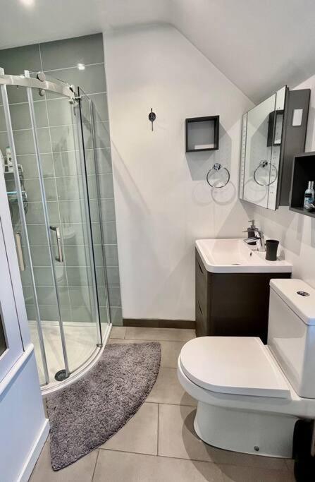 Villa Entire 3 Bed House Weybridge Brooklands, London à Byfleet Extérieur photo