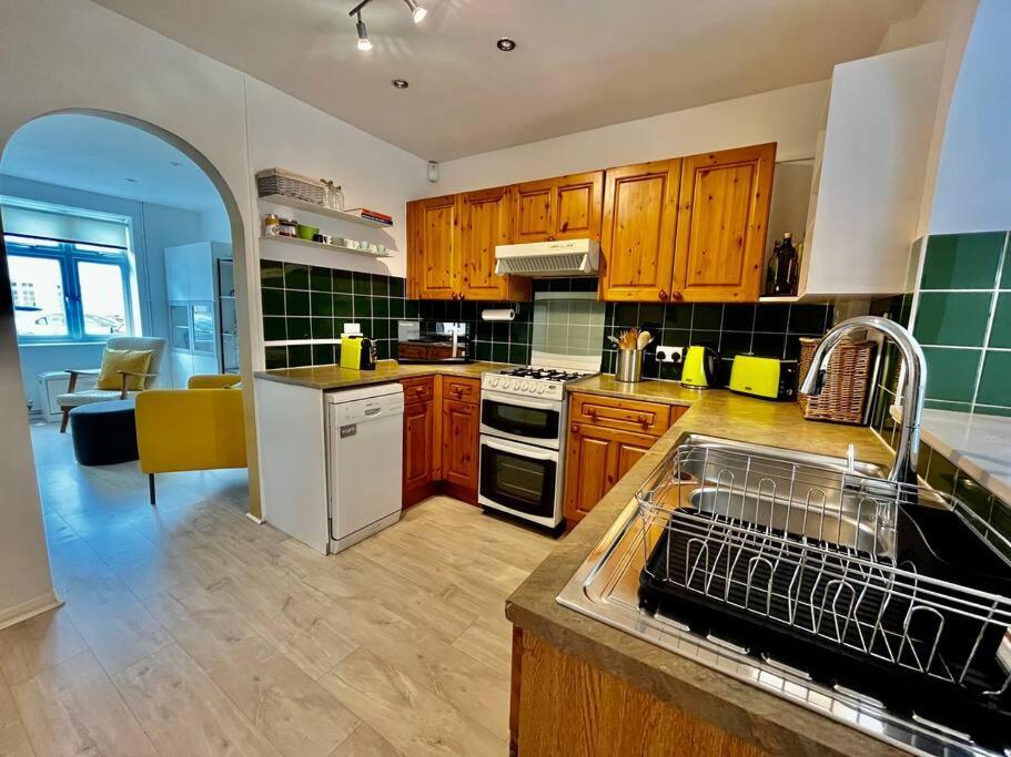 Villa Entire 3 Bed House Weybridge Brooklands, London à Byfleet Extérieur photo