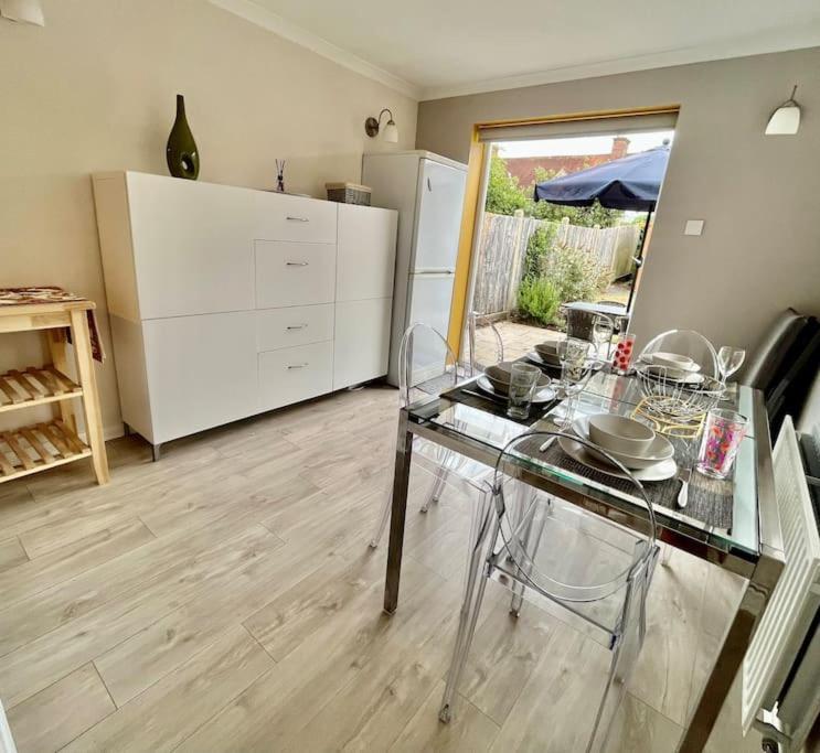 Villa Entire 3 Bed House Weybridge Brooklands, London à Byfleet Extérieur photo