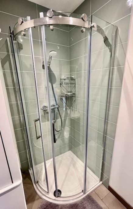 Villa Entire 3 Bed House Weybridge Brooklands, London à Byfleet Extérieur photo