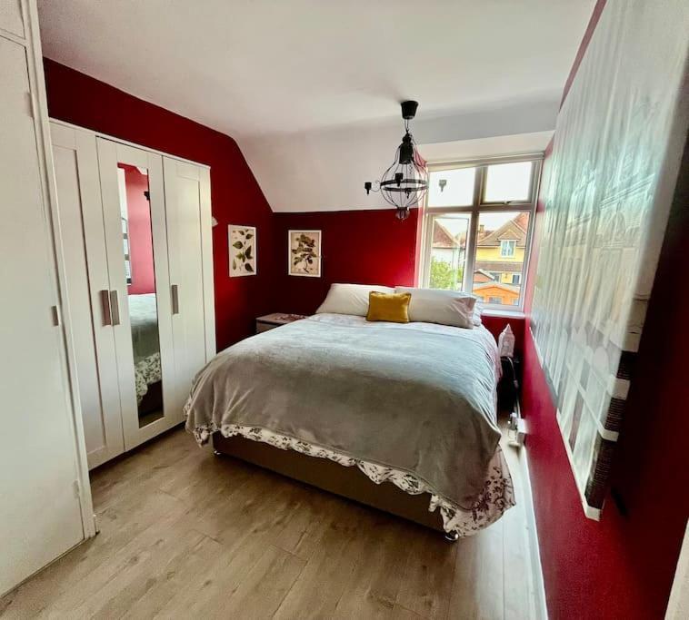 Villa Entire 3 Bed House Weybridge Brooklands, London à Byfleet Extérieur photo