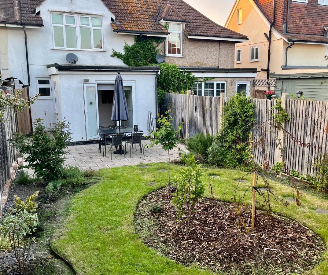 Villa Entire 3 Bed House Weybridge Brooklands, London à Byfleet Extérieur photo